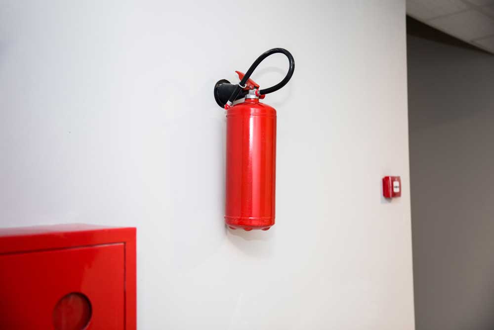 Hasicí přístroj přidělaný na zdi