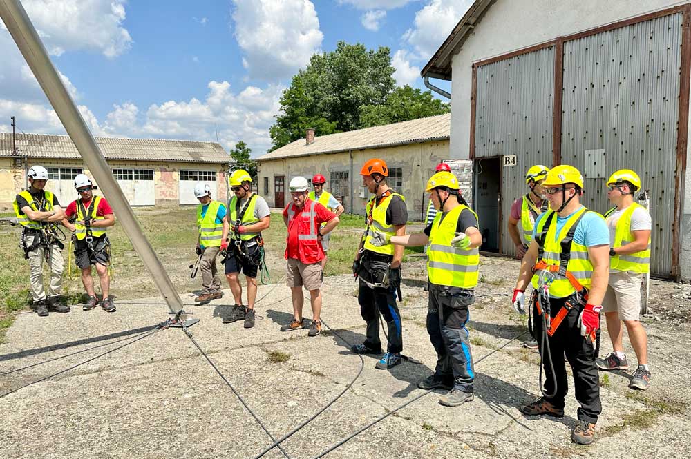 Skupina pracovníků na stavbě