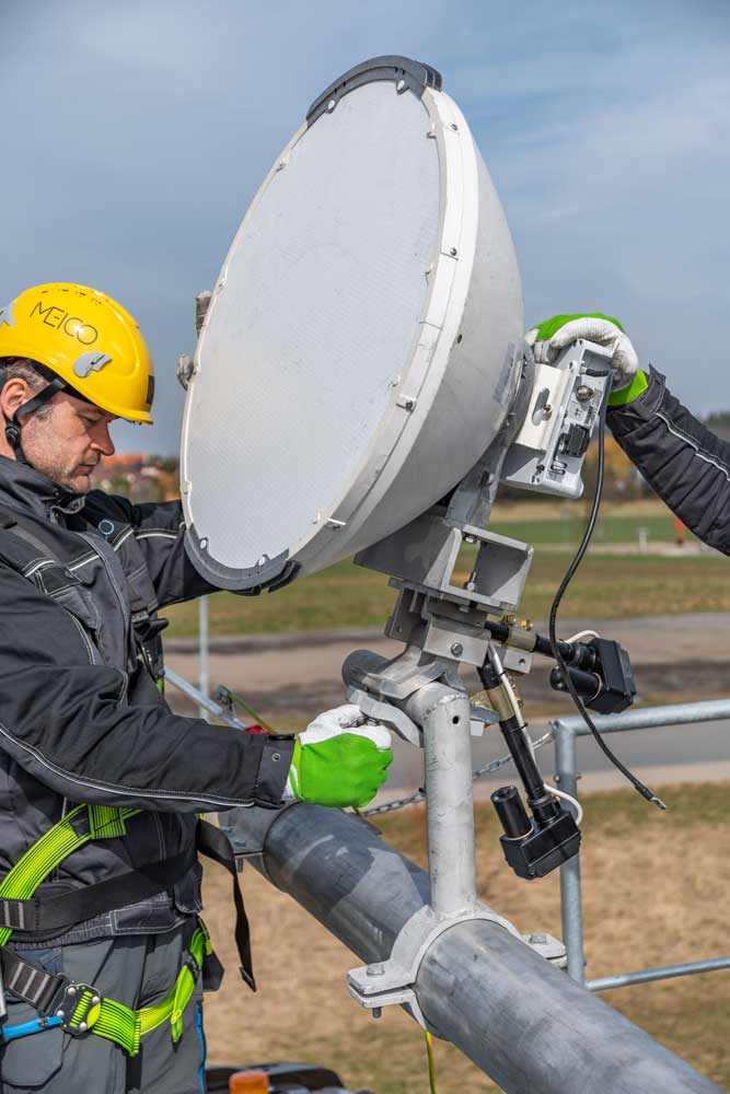 Pracovníci připojují telekomunikační zařízení
