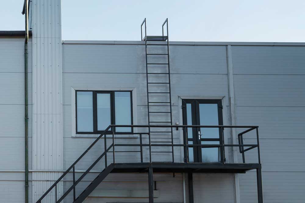 Lávka, schody a žebřík ze strany průmyslové haly