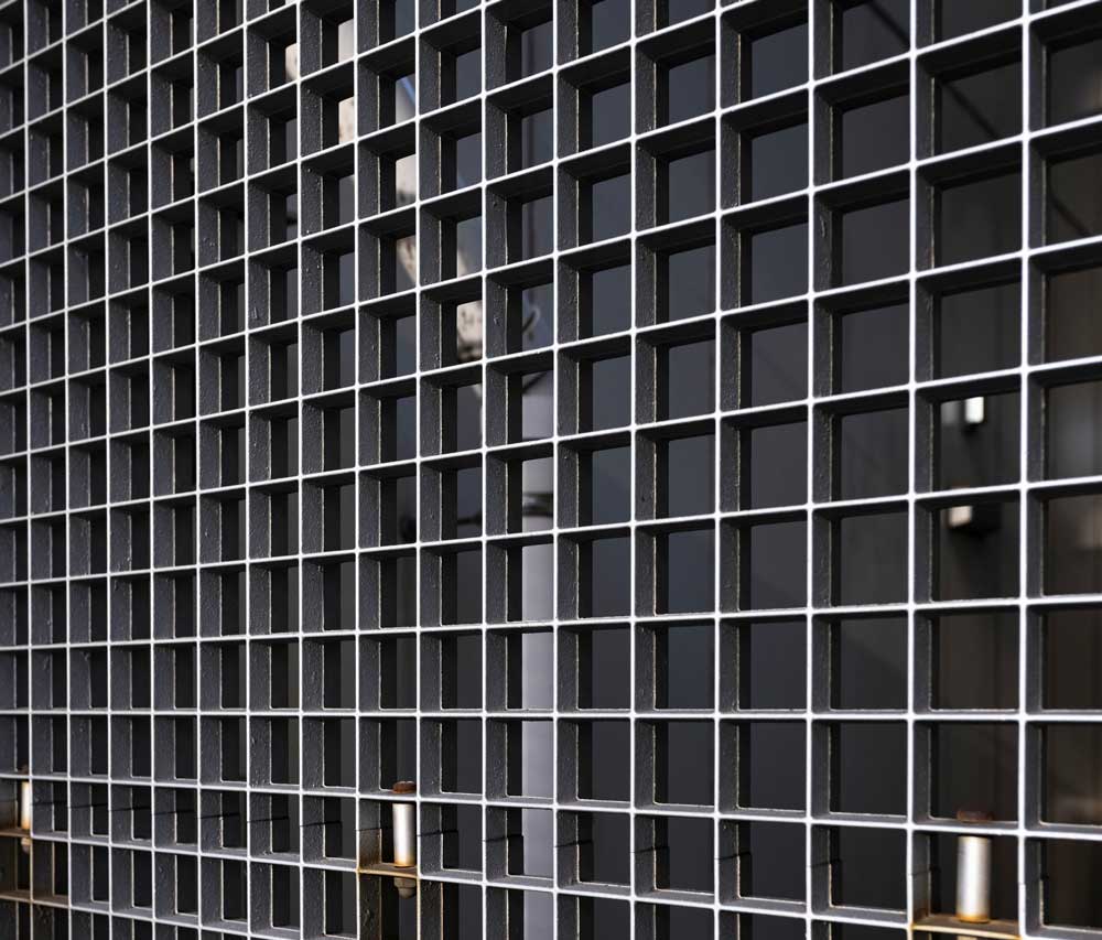 Abstrkatní pohled na mříž