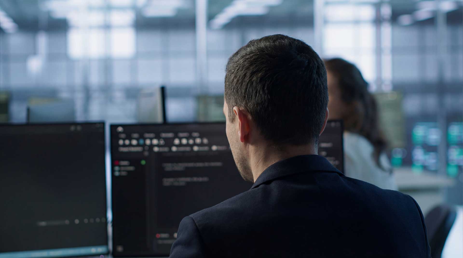 Osoba kouká do monitoru s daty