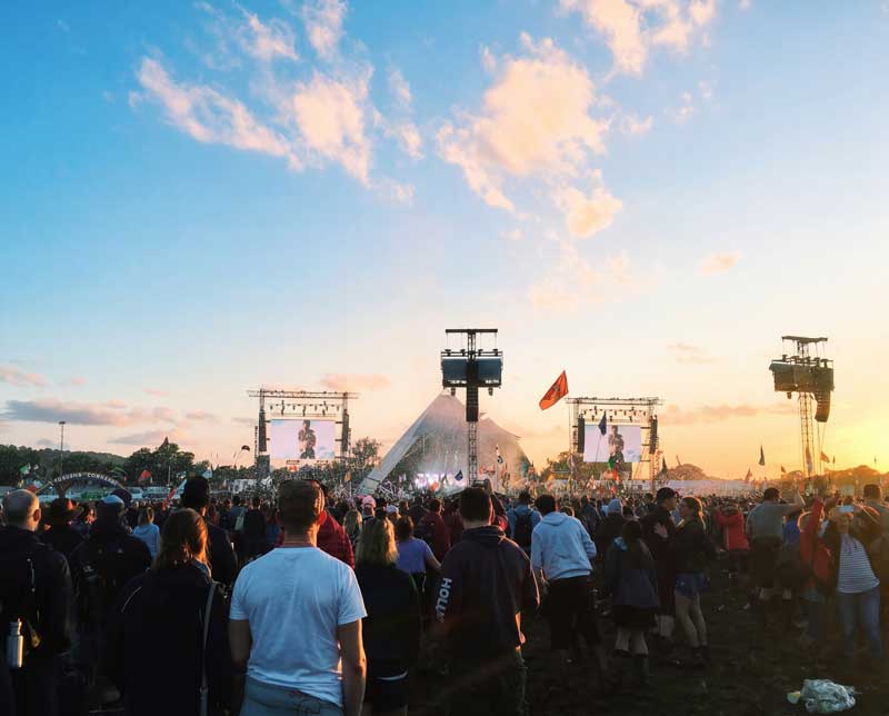 Záběr z davu na festivalu